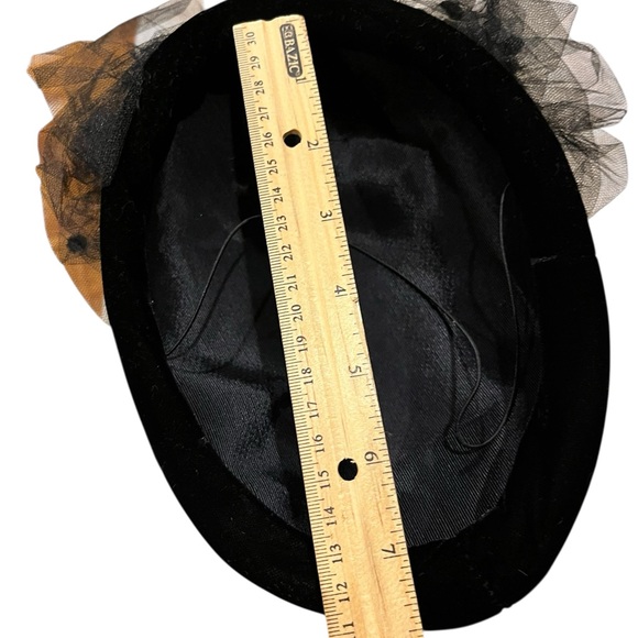 Vintage black velvet fascinator with flower and netting - Picture 7 of 8